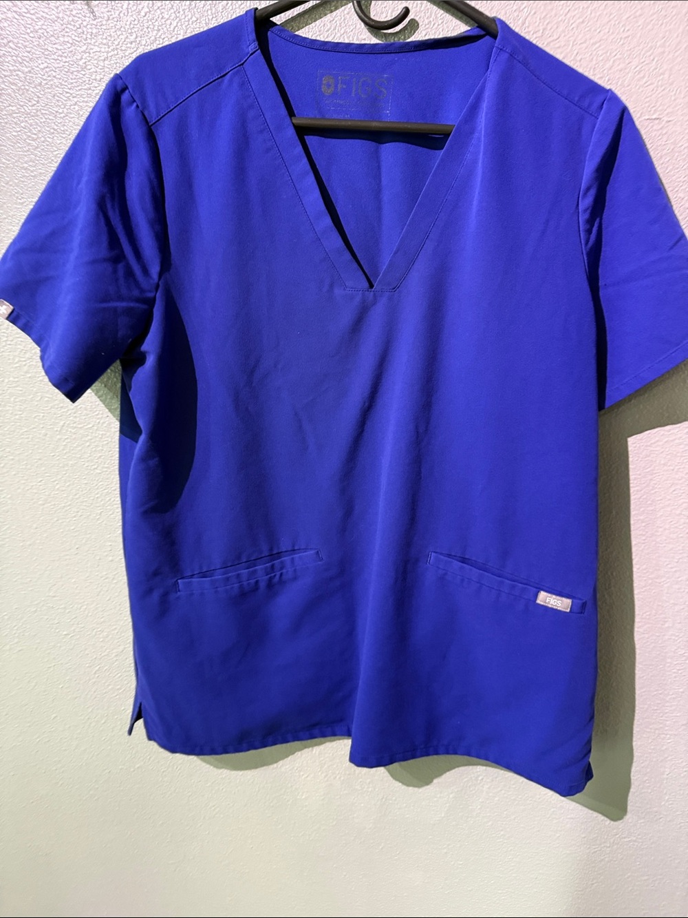 Figs Women’s V-Neck Scrub Top in Royal Blue size large. In great condition